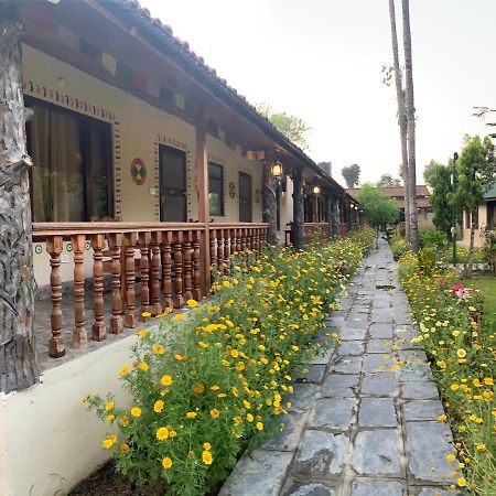 Jungle Safari Resort Sauraha Kültér fotó