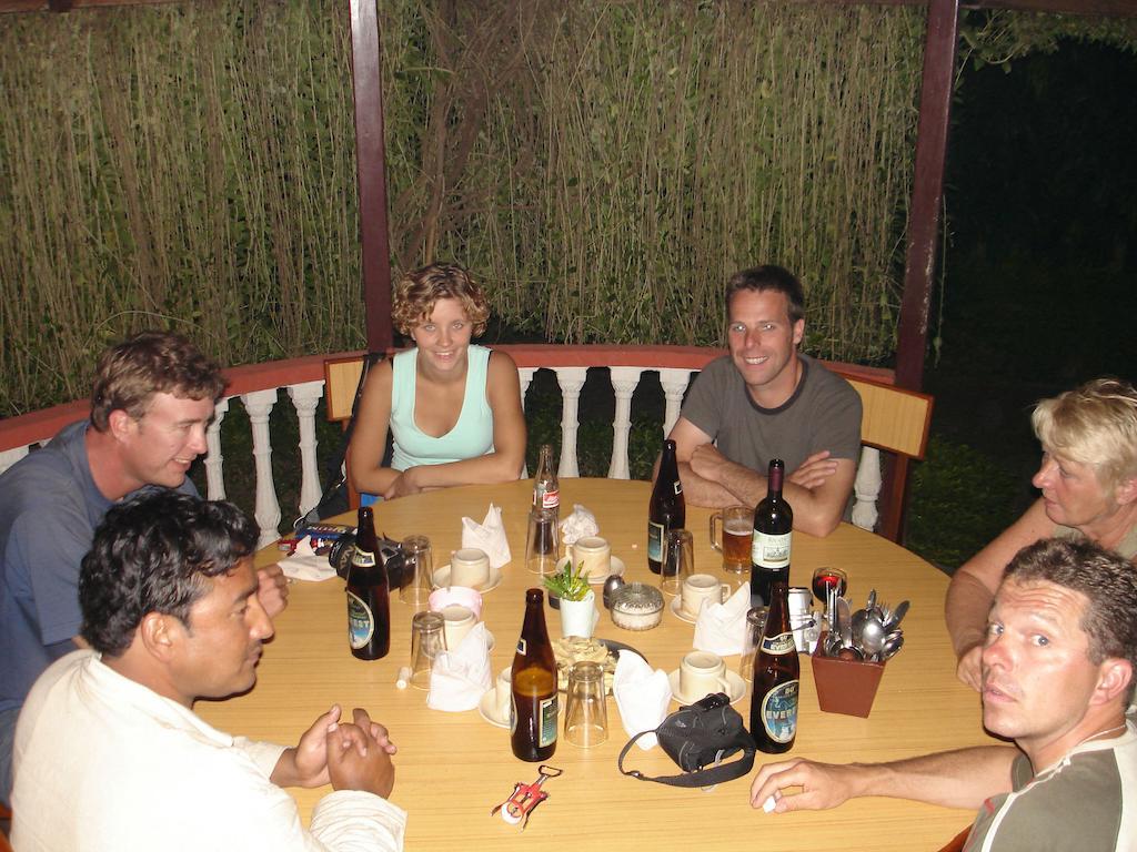Jungle Safari Resort Sauraha Kültér fotó