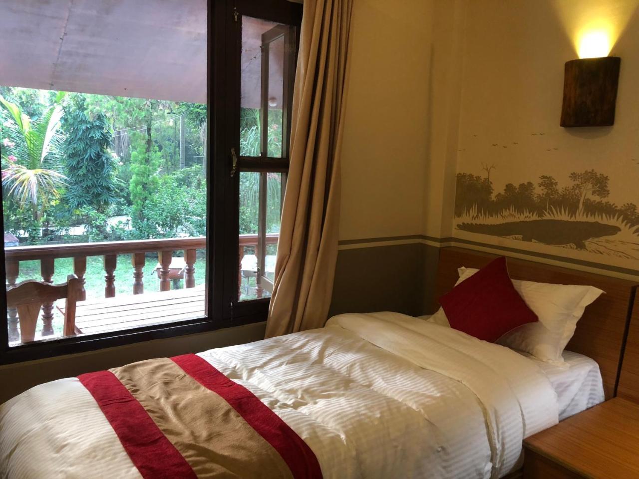 Jungle Safari Resort Sauraha Kültér fotó