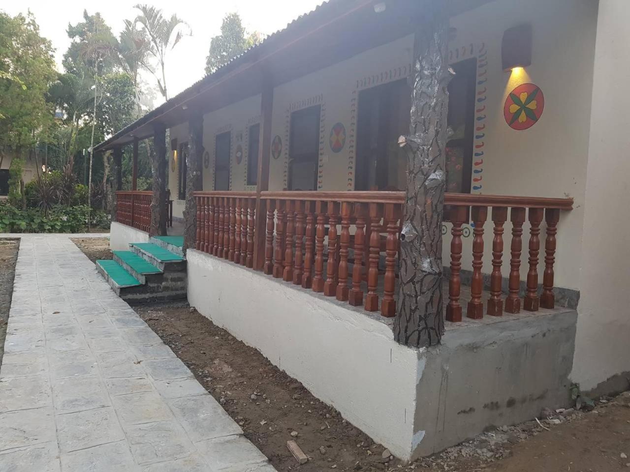 Jungle Safari Resort Sauraha Kültér fotó