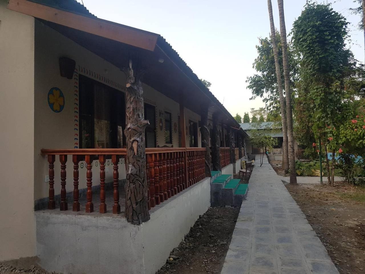 Jungle Safari Resort Sauraha Kültér fotó