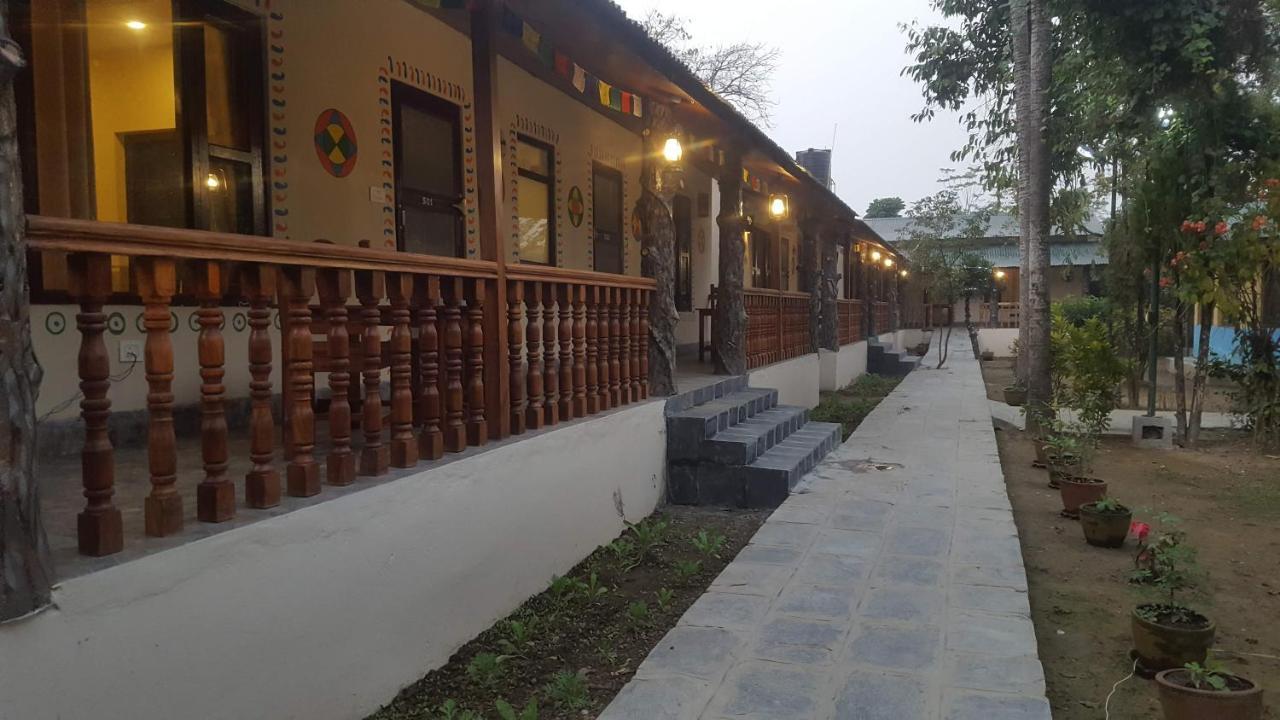 Jungle Safari Resort Sauraha Kültér fotó